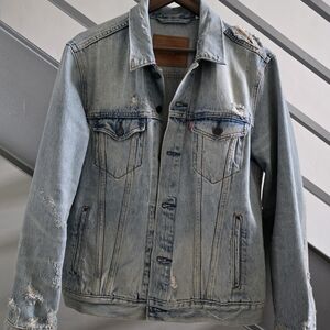 LEVI'S - Distressed Denim Trucker Jacket / Mens / Light Blue / Medium